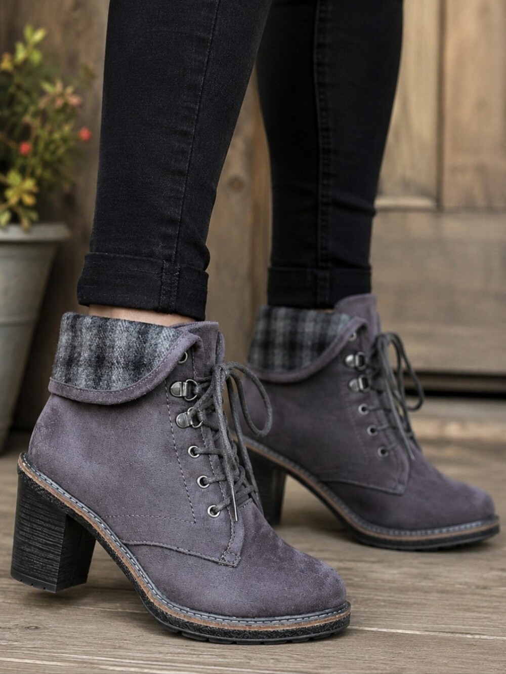 White Mountain Jay Jay Cozy Boho Minimalist Suede Lace-up Block Heel Bootie 6.5M